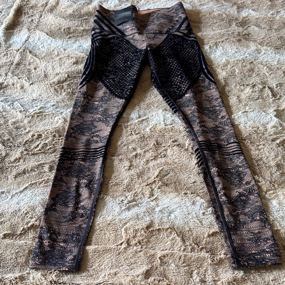 Savage X Fenty Sport by Rihanna – Flocked Lace Print Leggings (Size M, NWT) - Picture 2 of 9